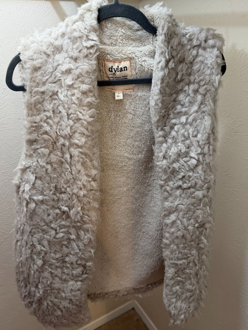 Dylan by True Grit | Luxe Shaggy Faux Fur Vest - Neutral Cream/Grey - Size S